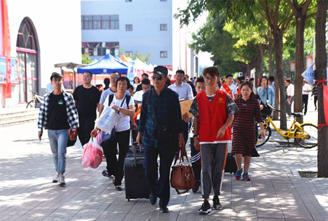 0638太阳集团官网：接过你的行囊 我们是一家人