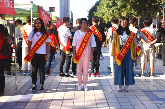 0638太阳集团官网：接过你的行囊 我们是一家人